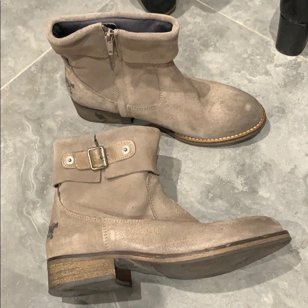 Levi’s suede ankle boot taupe size 6.5